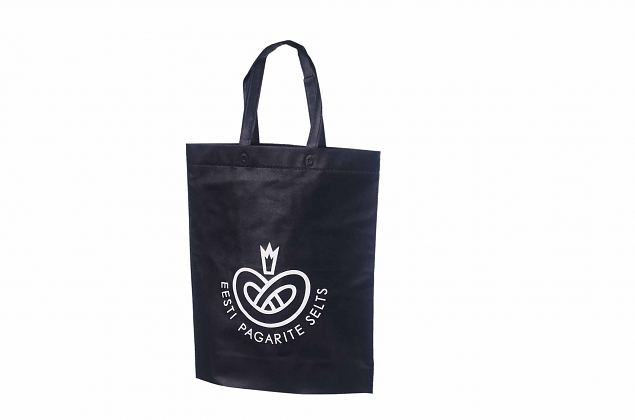 Svarta non woven-kassar med egen logo. Minsta orderantal med personligt tryck �r 50 st. Frakt ti