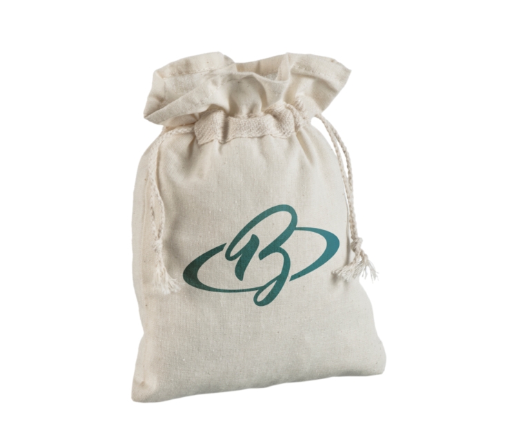 Bomullsposer med snørelukking. Mål: 15 × 21 cm