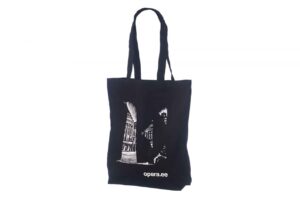 Svarte handlenett av slitesterk tekstil. Mål: 39×41+8 cm