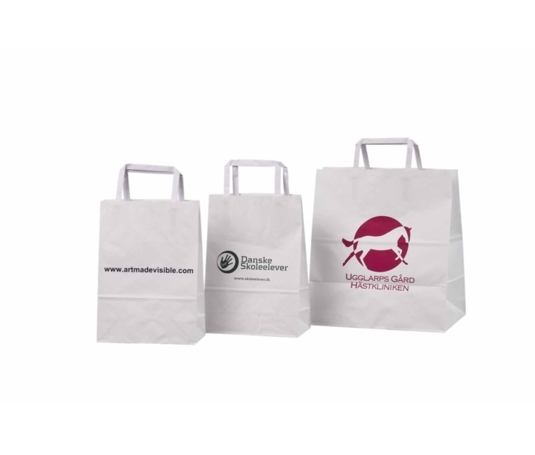 Hvite papirposer med flat hank og bedriftslogo