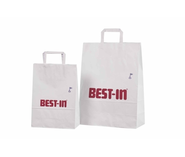 Hvite papirposer med flat hank og reklametrykk